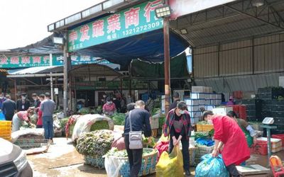 武漢重啟，白沙洲市場(chǎng)重現(xiàn)繁忙景象，采購(gòu)車流如織保障農(nóng)副產(chǎn)品供應(yīng)