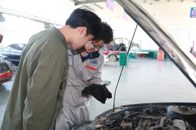 煙臺機械工程學(xué)校汽修專業(yè) 知行合一練真功，技術(shù)服務(wù)進社區(qū)